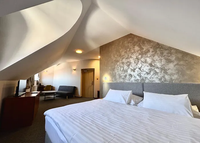 U Vlasskeho Dvora 3*